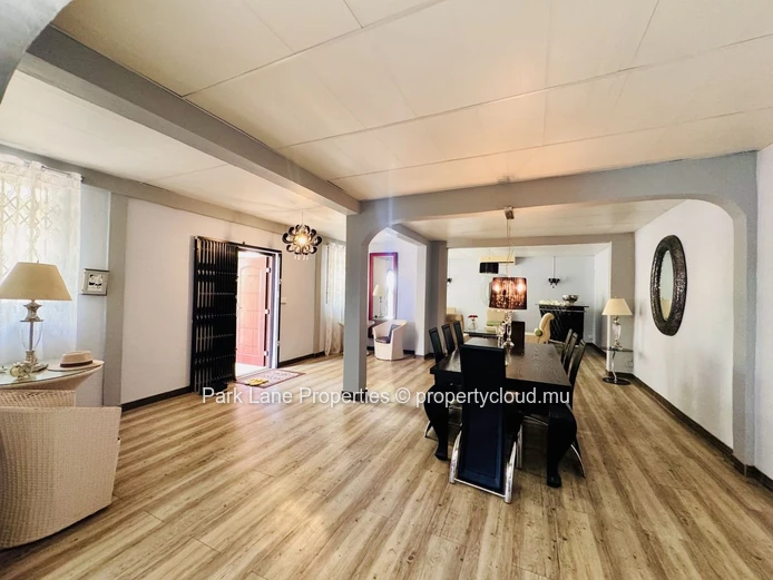 Cosy family home with jacuzzi and spacious terrace