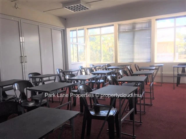 Espace commercial de deux niveaux à Vacoas sur Royal Road – Emplacement de choix avec grande visibilité