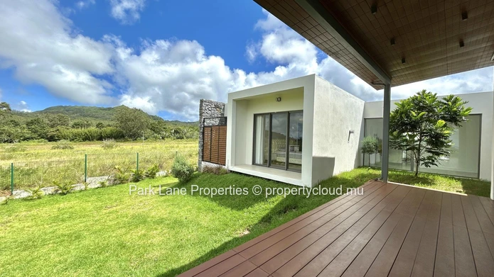 Elegant 3-Bedroom Villa for Rent in Golf Estate