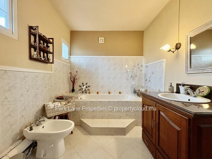 Charming colonial-style home with garden and views in Floreal