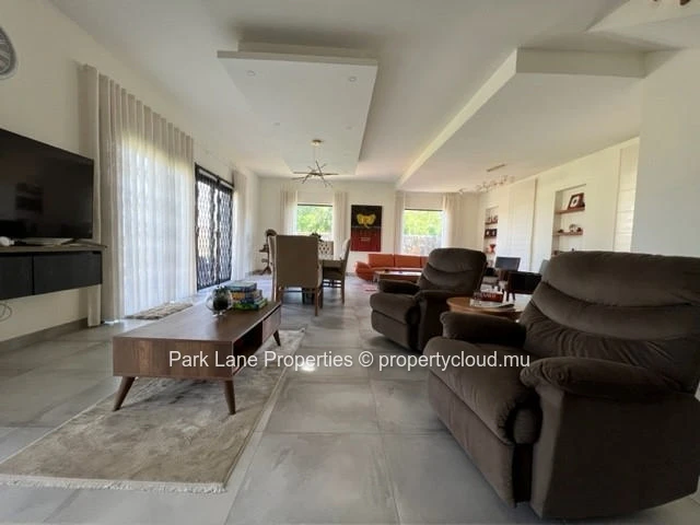 Spacious family home in Trianon – Comfort, space & convenience