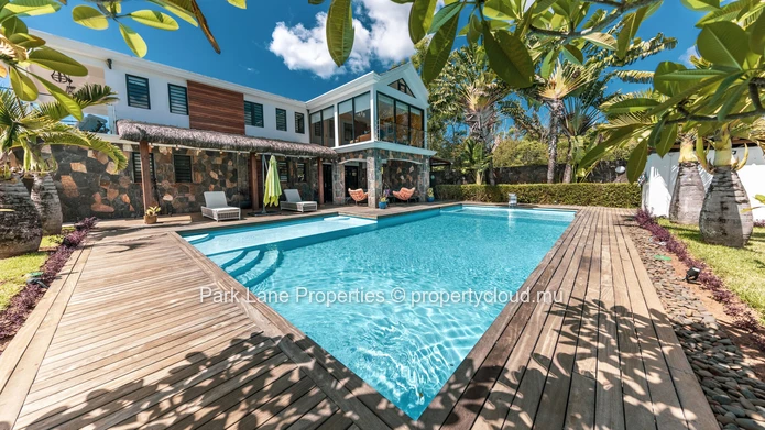 Magnificent fully renovated contemporary property close to Balaclava beach.