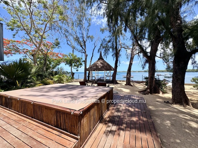Tamarin at its Best - Family Home and Cottage on the Water's Edge