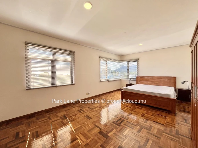 Live in comfort at the top – Furnished penthouse in Rose Hill