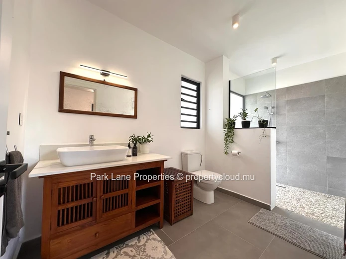 Luxurious gated residence in Piton