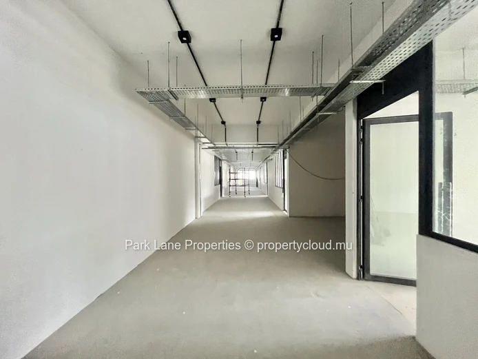 Bureaux Modernes dans le Projet Innovant Nouvelle Usine à Floréal
