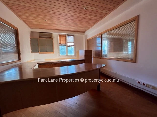 Professional and spacious office space of 302 m² in Trianon – Ready for immediate use