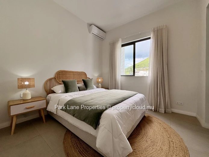 Tastefully decorated spacious apartment in beachfront residence 