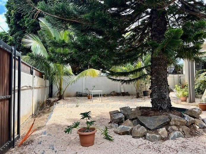 Belle Rose : Deux maisons modernes sur un terrain idéal, alliant confort et sécurité