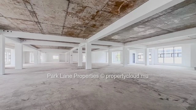 Espace de bureaux d’exception de 826 m² à Ebène – Moderne, spacieux avec parking