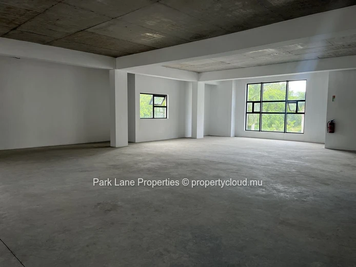 Espace bureau contemporain disponible à louer à Ebène – 101,8 m2