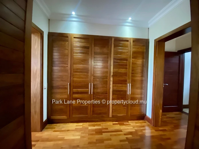 Prestigieuse villa IRS avec vue dégagée et parfaites finitions