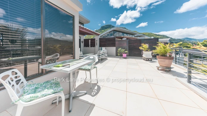Beach access penthouse with beautiful mountain views