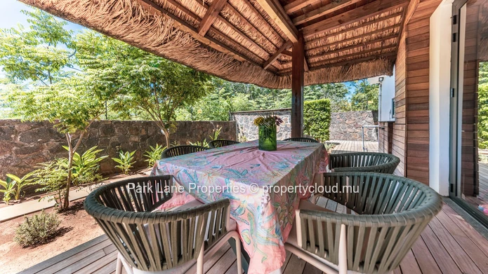 Magnificent fully renovated contemporary property close to Balaclava beach.