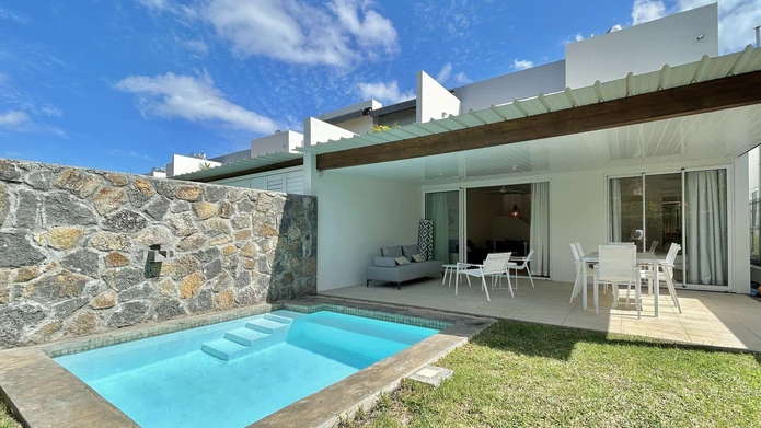Stylish Townhouse with Pool and Garden, Perfectly Located.