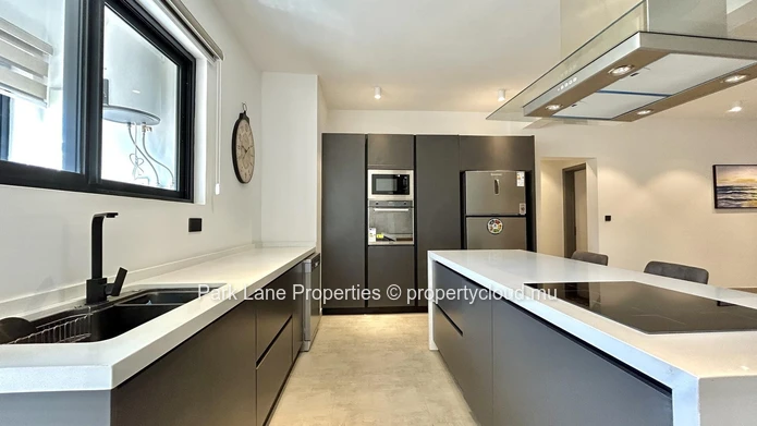 Spacious 3-Bedroom Ground Floor Apartment with Terrace & Plunge Pool in Tamarin