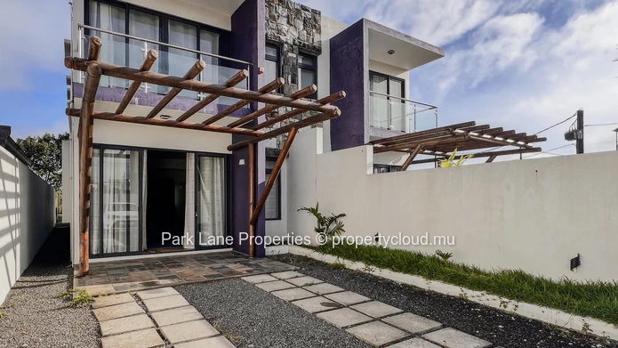 Contemporary duplex in Hermitage – Stylish living in a central location