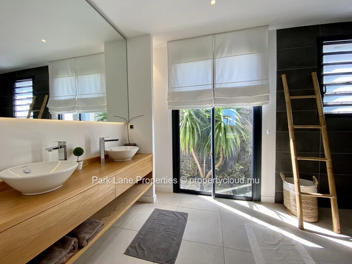 Luxurious 4 bedroom villa with prime positioning and gorgeous sea and river views.