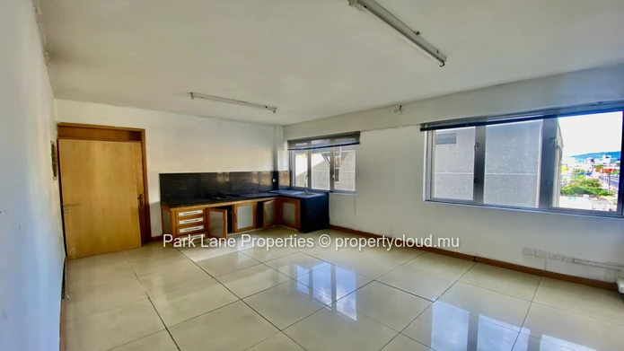 Espace Commercial à vendre à Port Louis, 2033m² de surface habitable, terrain de 565m².