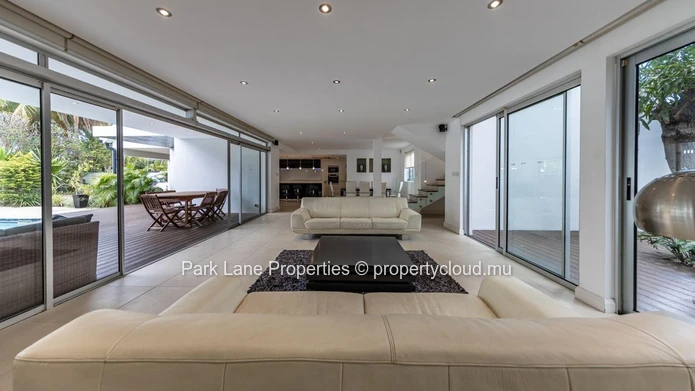 Prestigious villa close to the beach