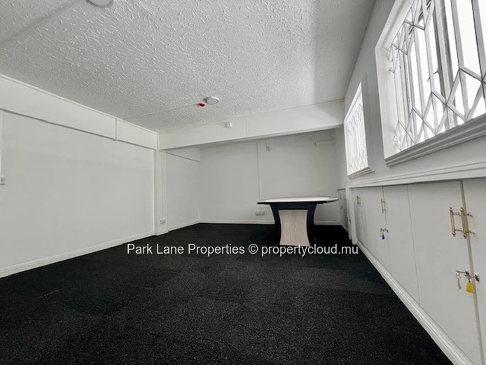Bureau Spacieux de 231 m² au Premier Étage à Quatre Bornes