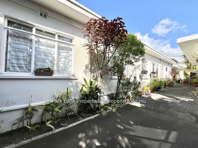Prime location in Floreal: Versatile 3-bedroom home with great investment potential