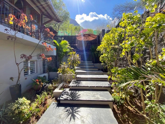 Villa d'exception en flanc de montagne avec vue mer