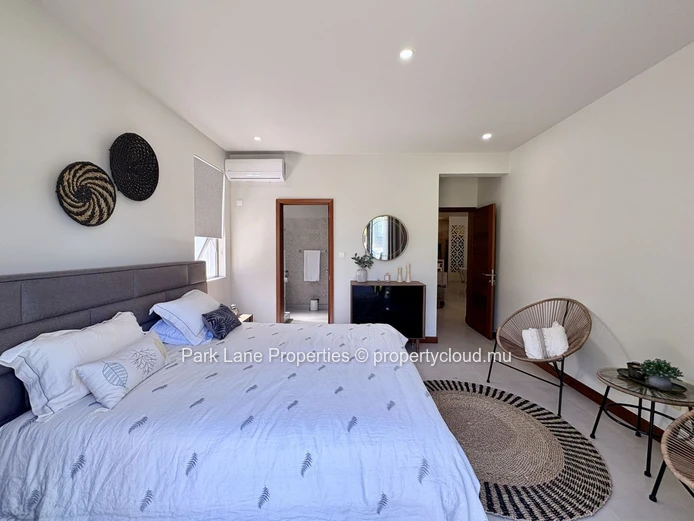 Sea access 3-Bedroom Apartment in Blue Bay with Garden and Pool