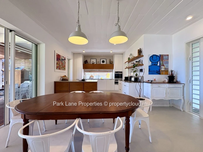 Tamarin at its Best - Family Home and Cottage on the Water's Edge