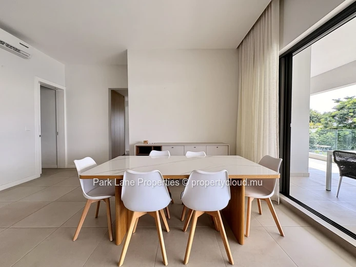 Tastefully decorated spacious apartment in beachfront residence 