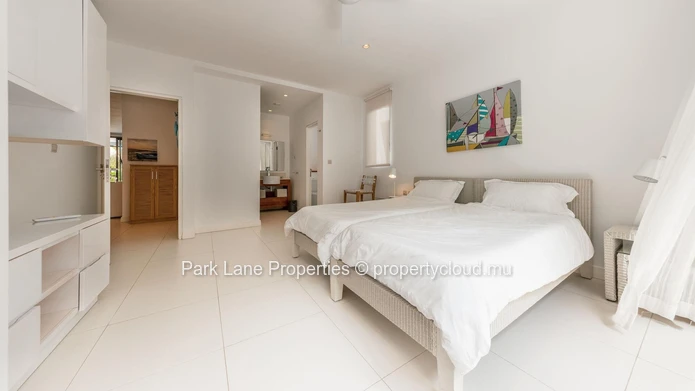 Sanctuaire en Marina avec Piscine Privée et Vues Imprenables sur la Rivière