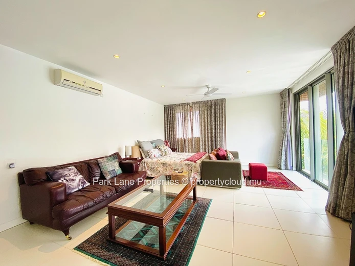 Spacious 5 bedroom villa with stunning views on the marina!!!