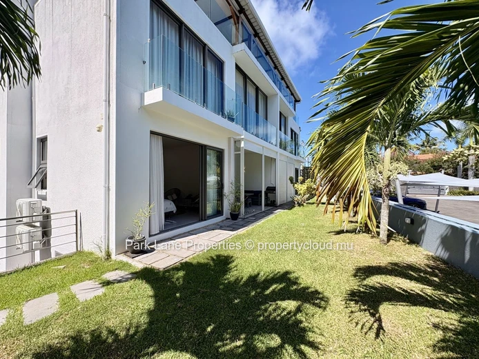 Sea access 3-Bedroom Apartment in Blue Bay with Garden and Pool