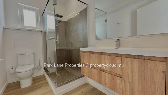 Stylish Townhouse with Pool and Garden, Perfectly Located.