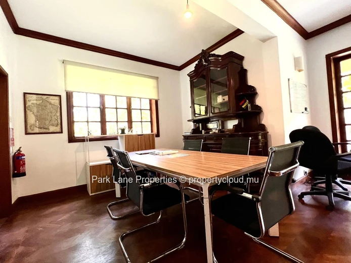 Elegant 5-bedroom home with stunning views in Floreal