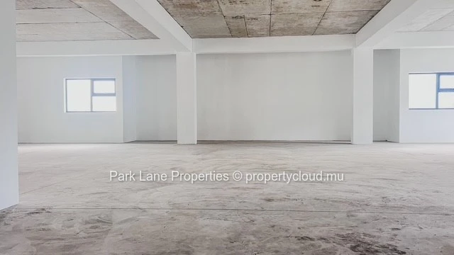 Espace de bureaux d’exception de 826 m² à Ebène – Moderne, spacieux avec parking