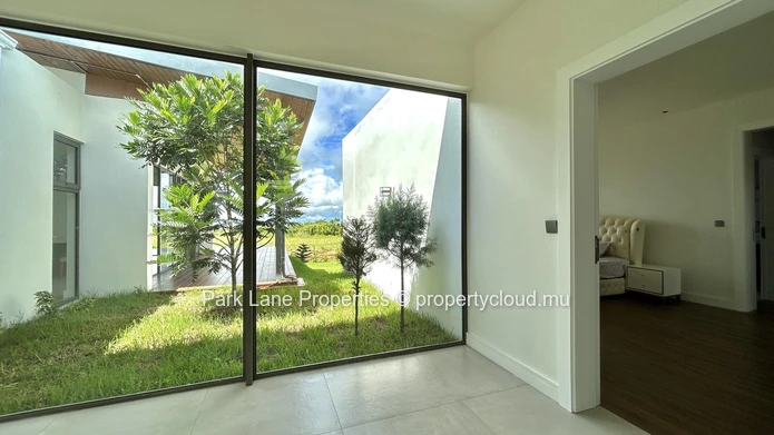 Elegant 3-Bedroom Villa for Rent in Golf Estate