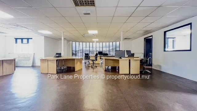 Bureau spacieux de 270 m² entièrement équipé avec parking au centre de Quatre Bornes