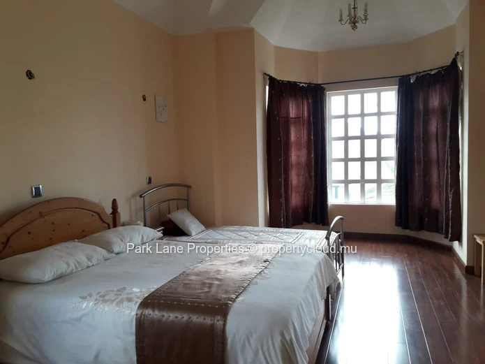 Maison spacieuse  à étage avec vue directe sur la montagne