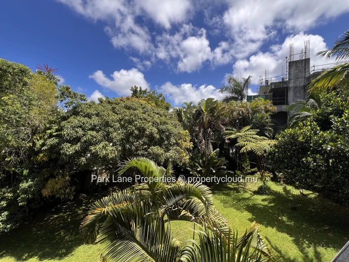 Elegant 5-bedroom home with stunning views in Floreal