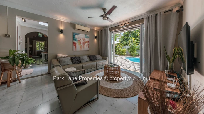 Belle Villa de 4 Chambres avec Piscine et Espaces de Réception au Cœur de Tamarin