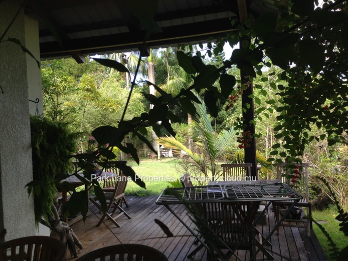 Charming 2-bedroom house in Moka with mountain view