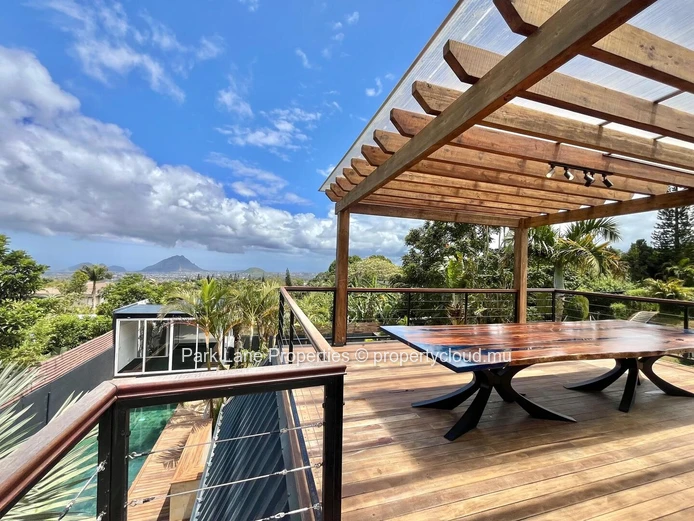 Elegant furnished home renovated recently with pool & garden in prime Floréal Location