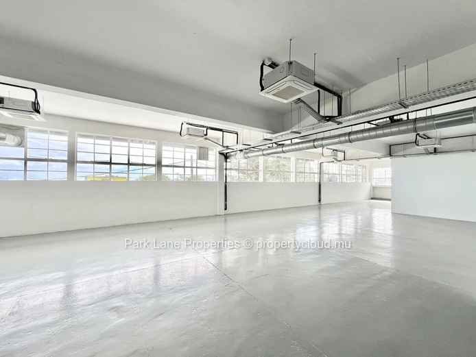 Bureaux Modernes dans le Projet Innovant Nouvelle Usine à Floréal