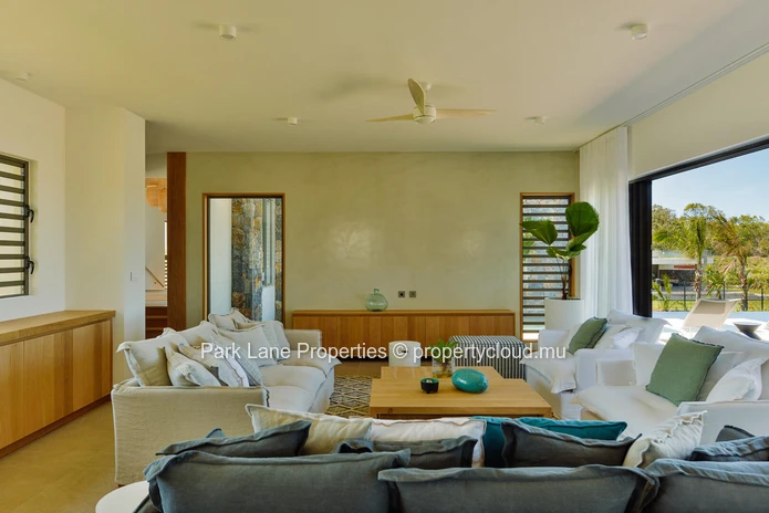 Villa à Anahita: Luxe Moderne avec Vue Imprenable sur le Rive Est