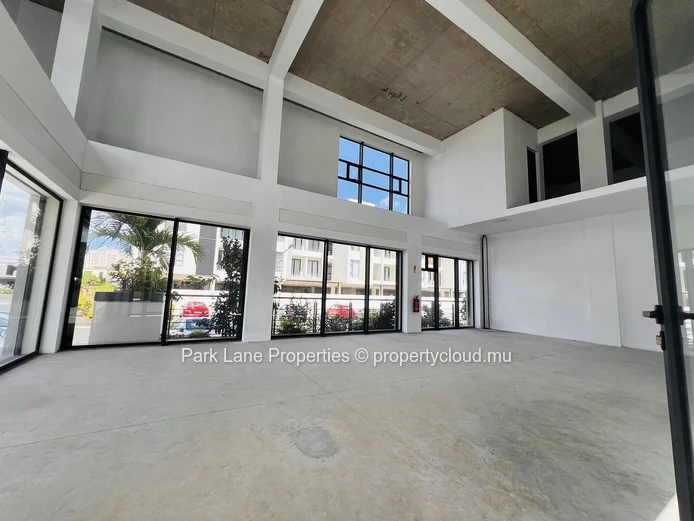Modern Commercial Unit in Ebène - Ideal for Your Business
