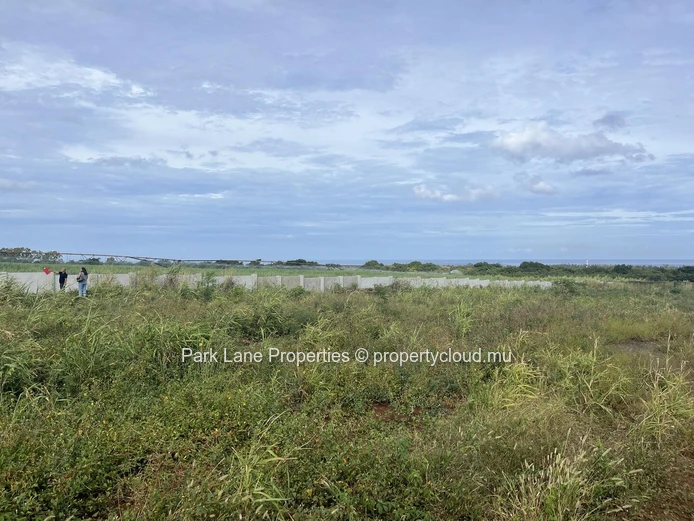 Terrain de 737 m2 à Cascavelle