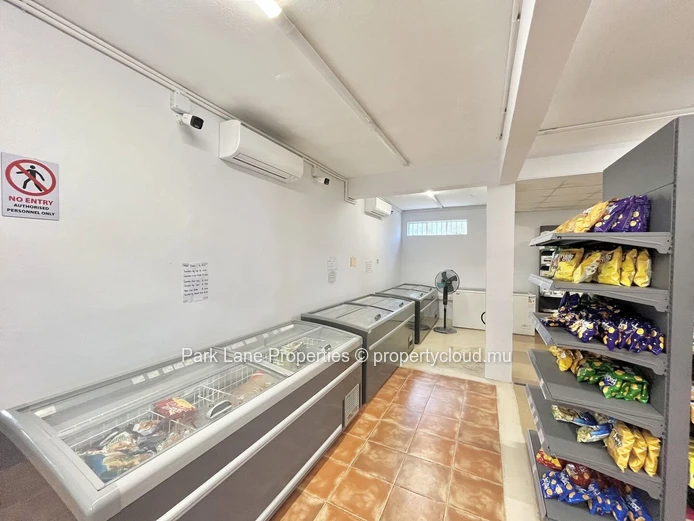 Commercial building of 287m2 2 minutes from the beach for sale in Riambel