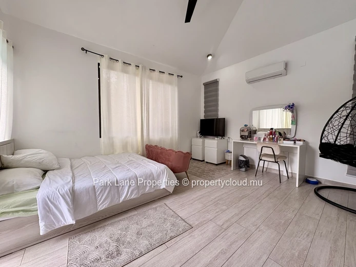 Villa moderne de luxe à Tamarin avec piscine privée et vue montagne