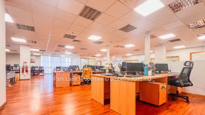 Experience Excellence: Your Panoramic Office in Ebene!